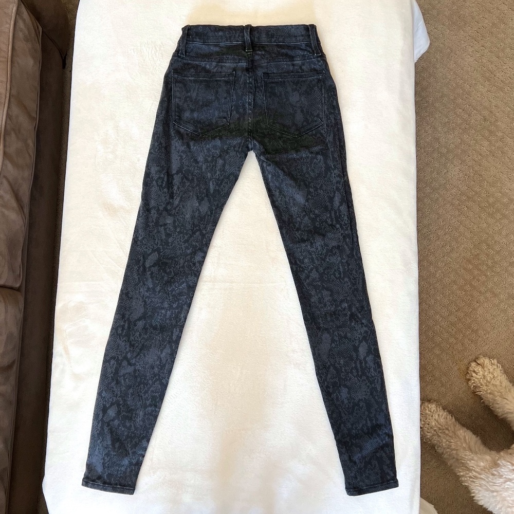 FRAME Le Skinny de Jeanne- grey snakeskin- Size 24